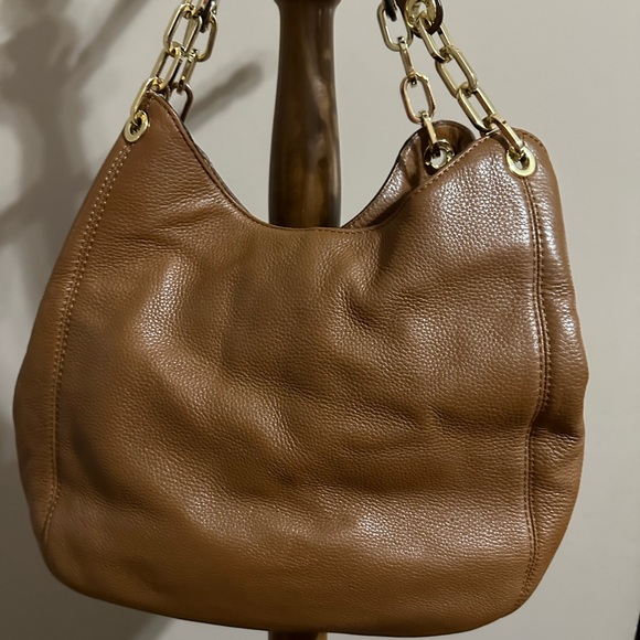 Michael Kors tan shoulder bag and matching wristlet - Picture 3 of 13